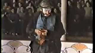 EMMETT KELLY Sweeping Up the Spotlight Gag 1967 [upl. by Calabresi938]