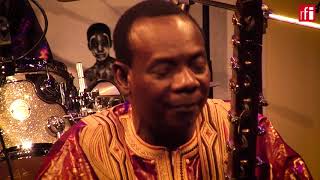 Toumani Diabaté et le Symmetric Orchestra interprètent quotMali Sadioquot [upl. by Rriocard589]