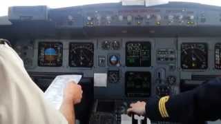 Cockpit Landing A320  Atterrissage avion [upl. by Anatollo]