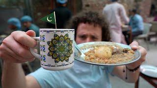 Probando comida callejera en PAKISTÁN 🇵🇰🐓 [upl. by Eshelman728]