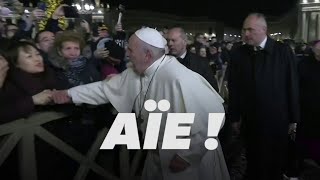 Le pape François perd son calme face au geste brusque dune fidèle [upl. by Calendre]